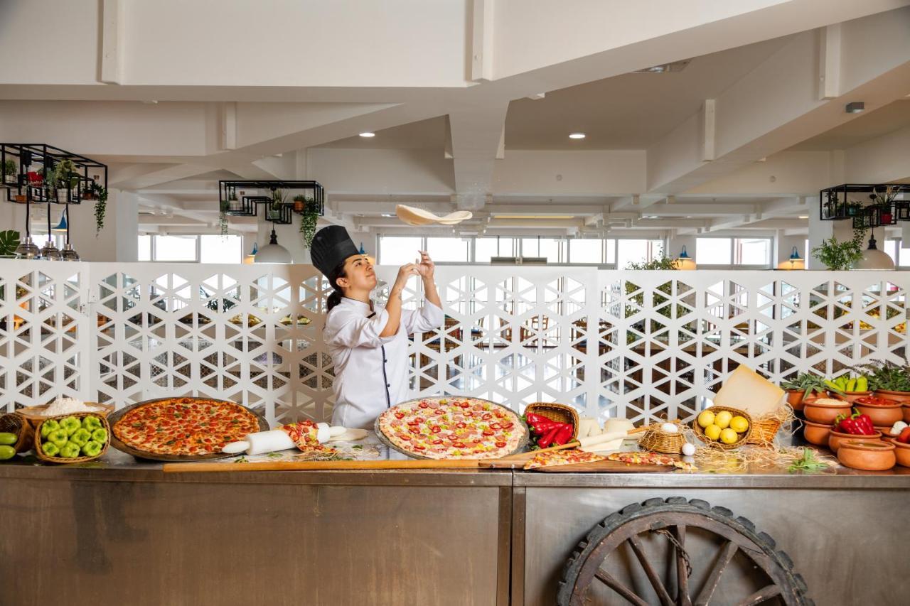 Aqi Hydros Club Hotel Kemer Eksteriør billede Chef preparing pizza at the buffet