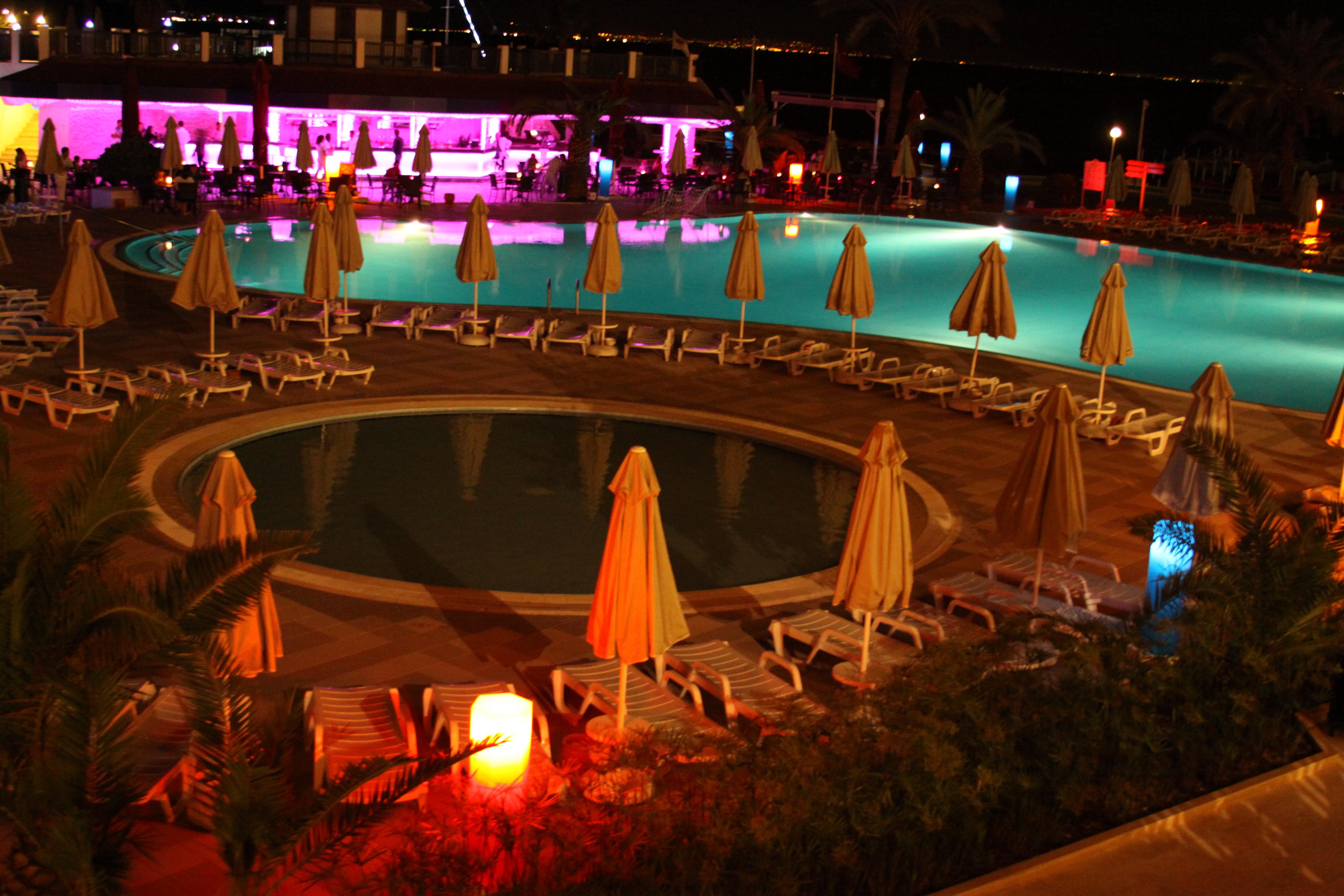 Aqi Hydros Club Hotel Kemer Eksteriør billede The pool at night