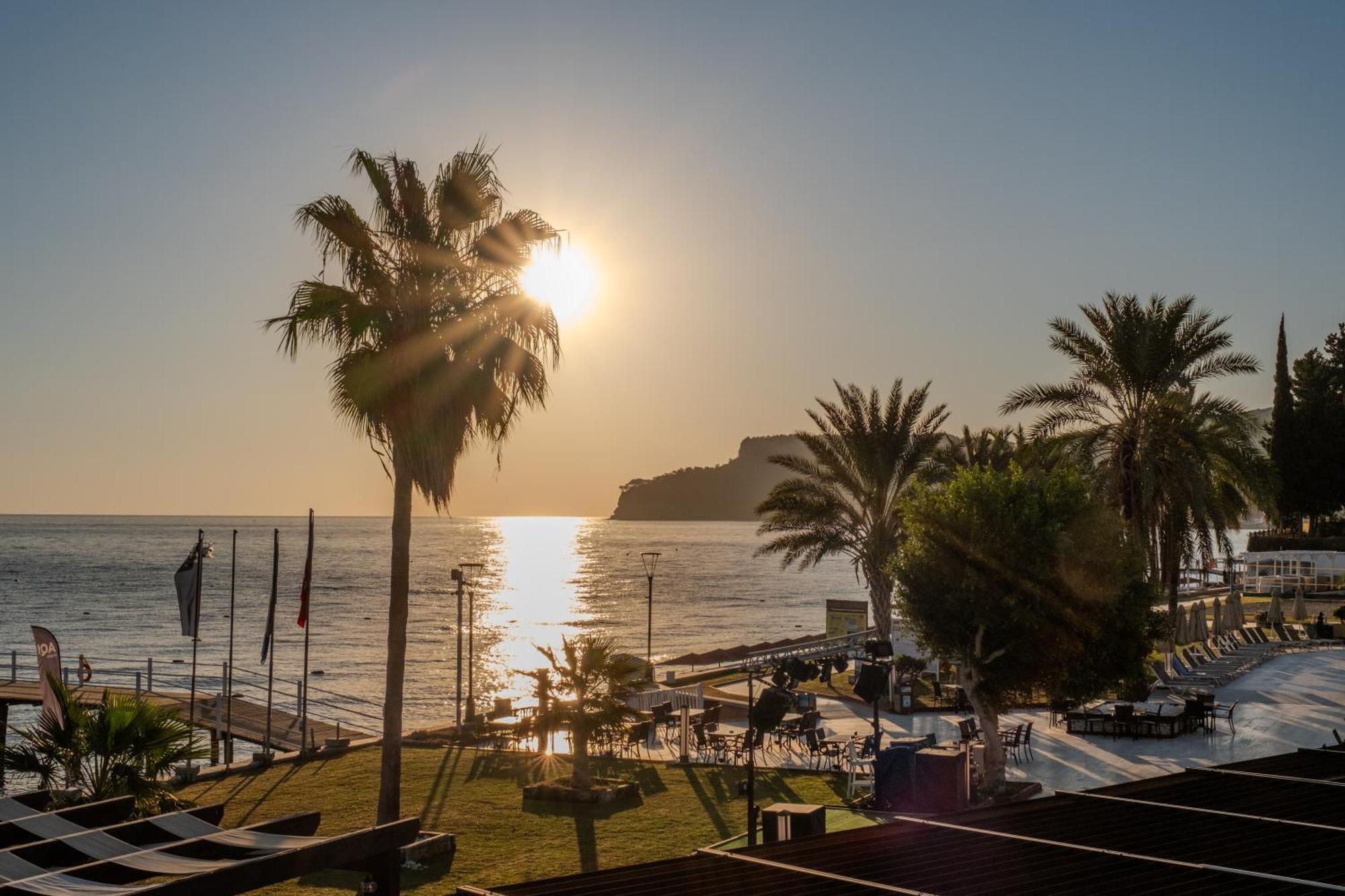 Aqi Hydros Club Hotel Kemer Eksteriør billede Sunset at the beach